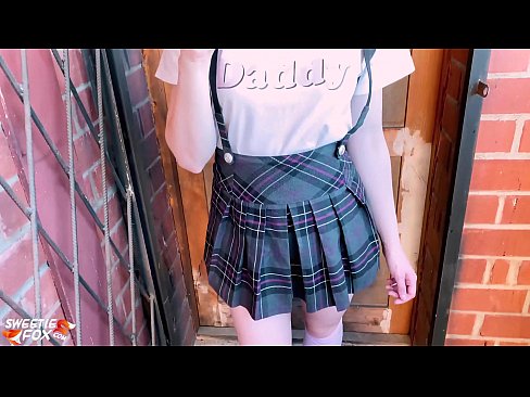 ❤️ Msichana wa shule Ananyonya Dick yake kwa kina na kutombana badala ya madarasa. ❌  ﹏